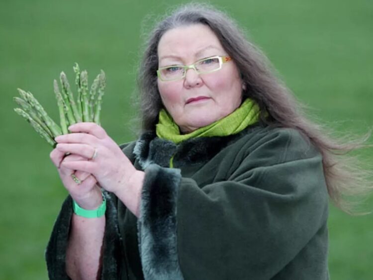 Video: Jemima (68) kan de toekomst zien via asperges en het ziet er niet goed uit