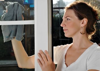 Sarah (37) mag haar ramen niet op zondag wassen van de buurman: “Zondag is een rustdag”