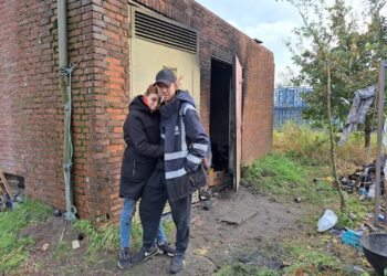 Hans (43) woont met zijn vriendin in gekraakt stroomhuisje: “Ik kan niets anders vinden”