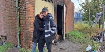 Hans (43) woont met zijn vriendin in gekraakt stroomhuisje: “Ik kan niets anders vinden”