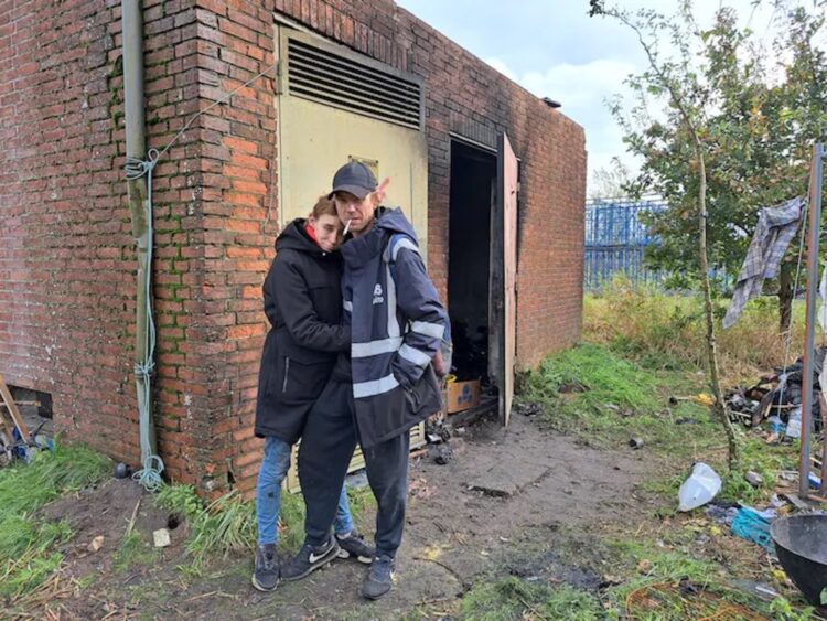Hans (43) woont met zijn vriendin in gekraakt stroomhuisje: “Ik kan niets anders vinden”