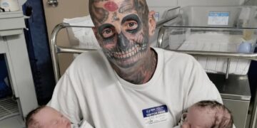 Getatoeëerde vader krijgt zware kritiek omdat mensen hem beoordelen als een slechte ouder