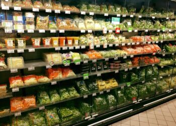 Iedereen koopt ze gedachteloos… maar dit moet je weten over voorgesneden groenten!