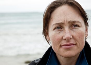 Ze groeide op met haar ‘zus’… totdat ze de schokkende waarheid ontdekte