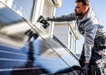 Zonnepaneel bezitter zijn de klos: energierekening zal in 2027 tot 1000 stijgen