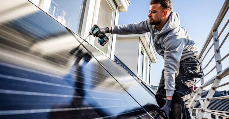 Zonnepaneel bezitter zijn de klos: energierekening zal in 2027 tot 1000 stijgen
