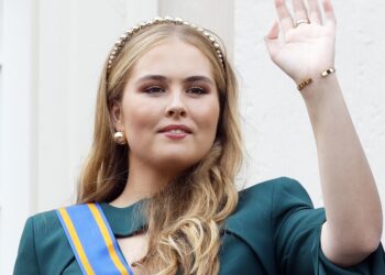 Amalia steelt de show op eerste koninklijke foto Koningsdag 2025