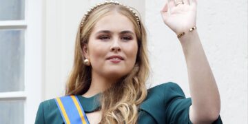 Amalia steelt de show op eerste koninklijke foto Koningsdag 2025