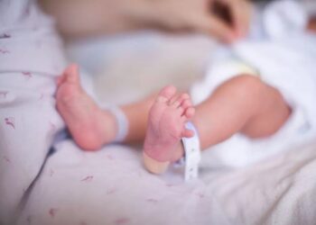 Artsen maken foute inschatting: baby’tje sterft in moeders armen