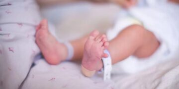 Artsen maken foute inschatting: baby’tje sterft in moeders armen