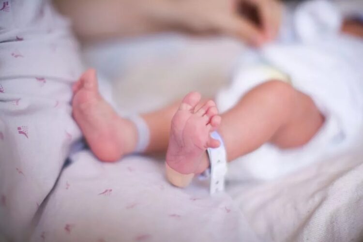 Artsen maken foute inschatting: baby’tje sterft in moeders armen