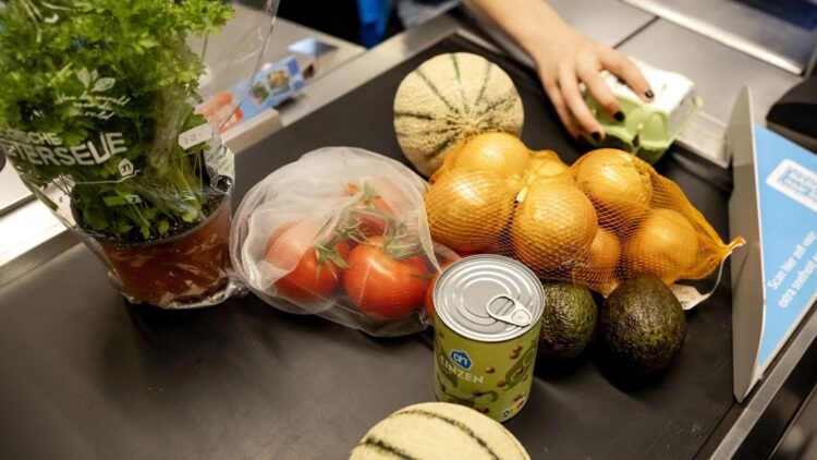 Steeds meer werkenden in geldnood: ‘We kunnen de basis boodschappen soms niet meer betalen’