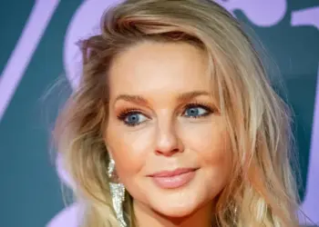 Kijkers haken massaal af: hoe lang houdt RTL4 nog vast aan Chantal Janzen?