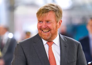 Koning duikt op hilarische wijze op in Amsterdam