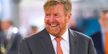 Koning duikt op hilarische wijze op in Amsterdam