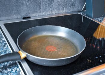 Zien jouw pannen er zo uit? Dan is het hoog tijd om ze weg te gooien