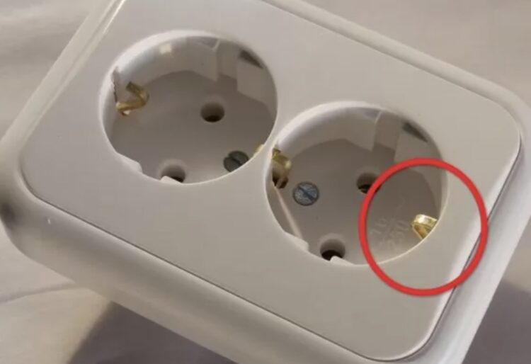 Waarvoor zijn de metalen lipjes op ronde stopcontacten.. Dit is het antwoord!