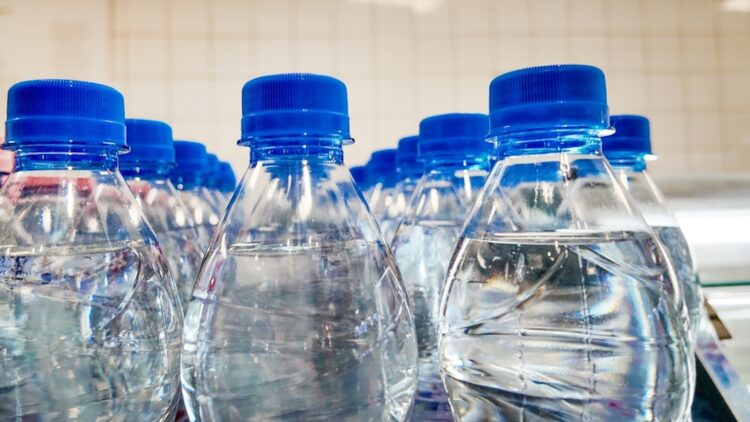 Wetenschappers komen met angstaanjagende waarschuwing voor iedereen die flessenwater drinkt