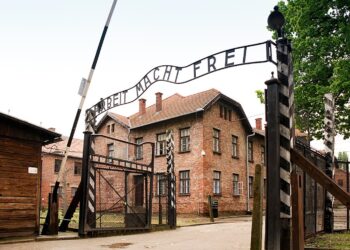 Drone maakt indrukwekkende beelden van Auschwitz en iedere generatie zou deze beelden moeten zien