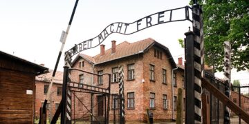 Drone maakt indrukwekkende beelden van Auschwitz en iedere generatie zou deze beelden moeten zien