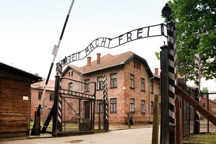 Drone maakt indrukwekkende beelden van Auschwitz en iedere generatie zou deze beelden moeten zien