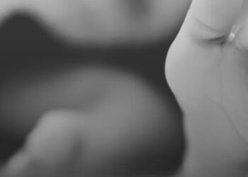 Heftige gebeurtenis in Parijs: baby geboren in hotelkamer onder schrijnende omstandigheden