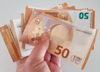Contant geld storten op je bankrekening: “Vanaf dit bedrag krijg je een overheidscontrole”