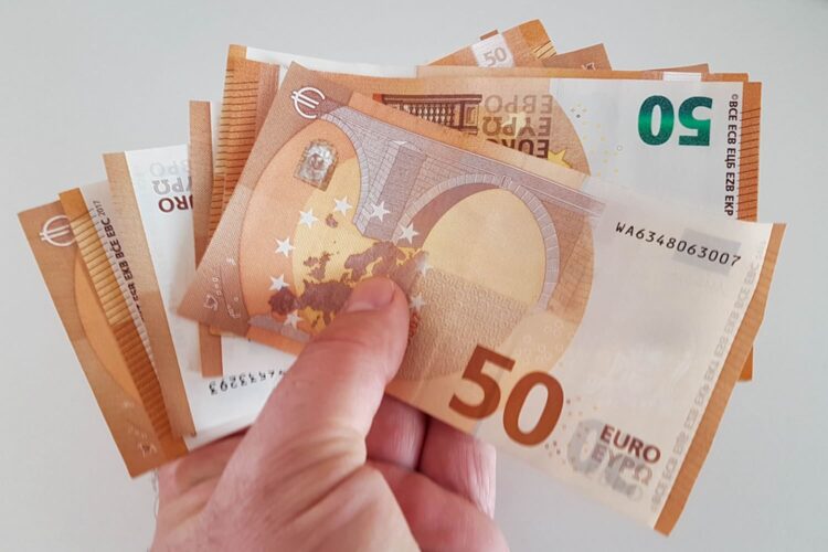 Contant geld storten op je bankrekening: “Vanaf dit bedrag krijg je een overheidscontrole”