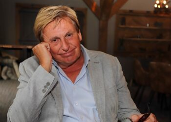 Onverwachte onthulling: Dit is waarom Henny Huisman plotseling verdwenen is van tv