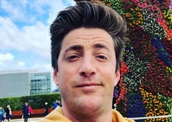 Tv-kok Hugo Kennis emotioneel en in tranen “Het spijt ons”