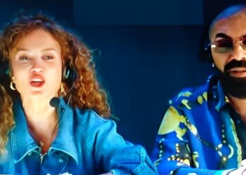 Katja Schuurman shockeert tijdens optreden. ‘Is ze nou onder invloed?’