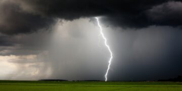 Zware buien en bliksem op komst: “Hier gaat het straks helemaal los”