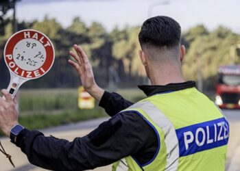 Ga je binnenkort naar Frankrijk, Duitsland of Oostenrijk? Dít moet er vanaf nu verplicht in je auto liggen!