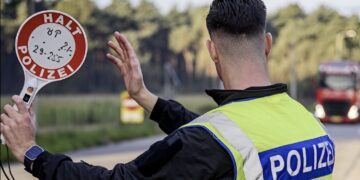 Ga je binnenkort naar Frankrijk, Duitsland of Oostenrijk? Dít moet er vanaf nu verplicht in je auto liggen!