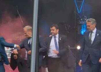 Heftige beelden: Premier Schoof aangevallen in Wageningen