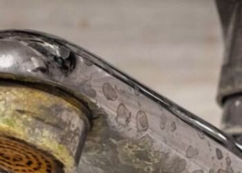 Laat je badkamer weer stralen met slechts één ingrediënt die iedereen in de kast heeft staan