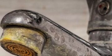 Laat je badkamer weer stralen met slechts één ingrediënt die iedereen in de kast heeft staan