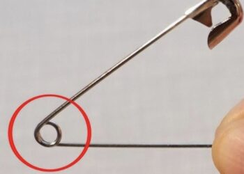 Dit kleine gaatje in een veiligheidsspeld heeft een onverwacht handige functie