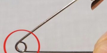 Dit kleine gaatje in een veiligheidsspeld heeft een onverwacht handige functie