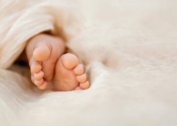 Deze bekende voetballer is opnieuw vader geworden van een super knappe zoon