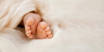 Deze bekende voetballer is opnieuw vader geworden van een super knappe zoon