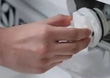 Wanneer je op deze verborgen wasmachineschakelaar drukt, stroomt al het vuile water er gelijk uit