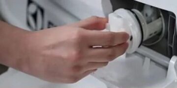 Wanneer je op deze verborgen wasmachineschakelaar drukt, stroomt al het vuile water er gelijk uit