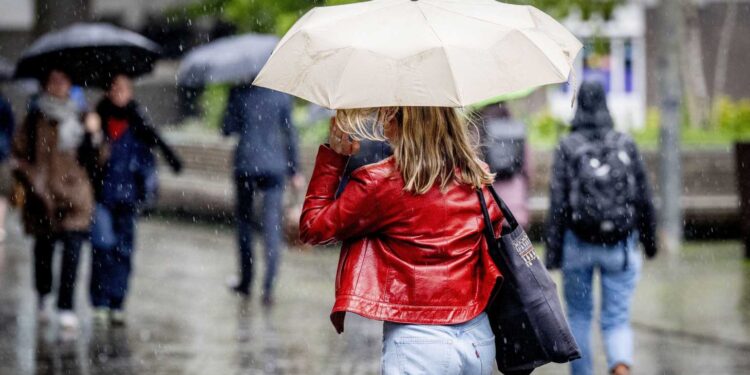 Pak je paraplu er maar bij: stevige buien op komst en hier gaat het los