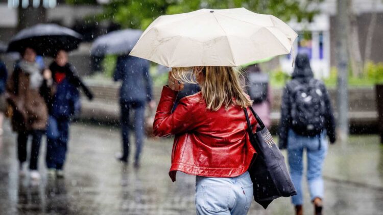 Pak je paraplu er maar bij: stevige buien op komst en hier gaat het los