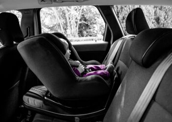 Jongetje (2) vergeten in hete auto: vader ‘vergat’ hem