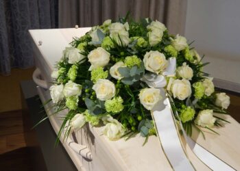 Uitvaartmedewerkers schrikken zich dood: Vlak voor sluiten van de kist opent overledene haar ogen!