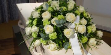 Uitvaartmedewerkers schrikken zich dood: Vlak voor sluiten van de kist opent overledene haar ogen!