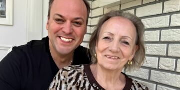 Frans Bauer geeft emotionele update en neemt een beslissing over zijn moeder