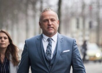 Gordon verliest zijn zelfbeheersing en haalt verwoestend uit: ‘Ga je schamen!’